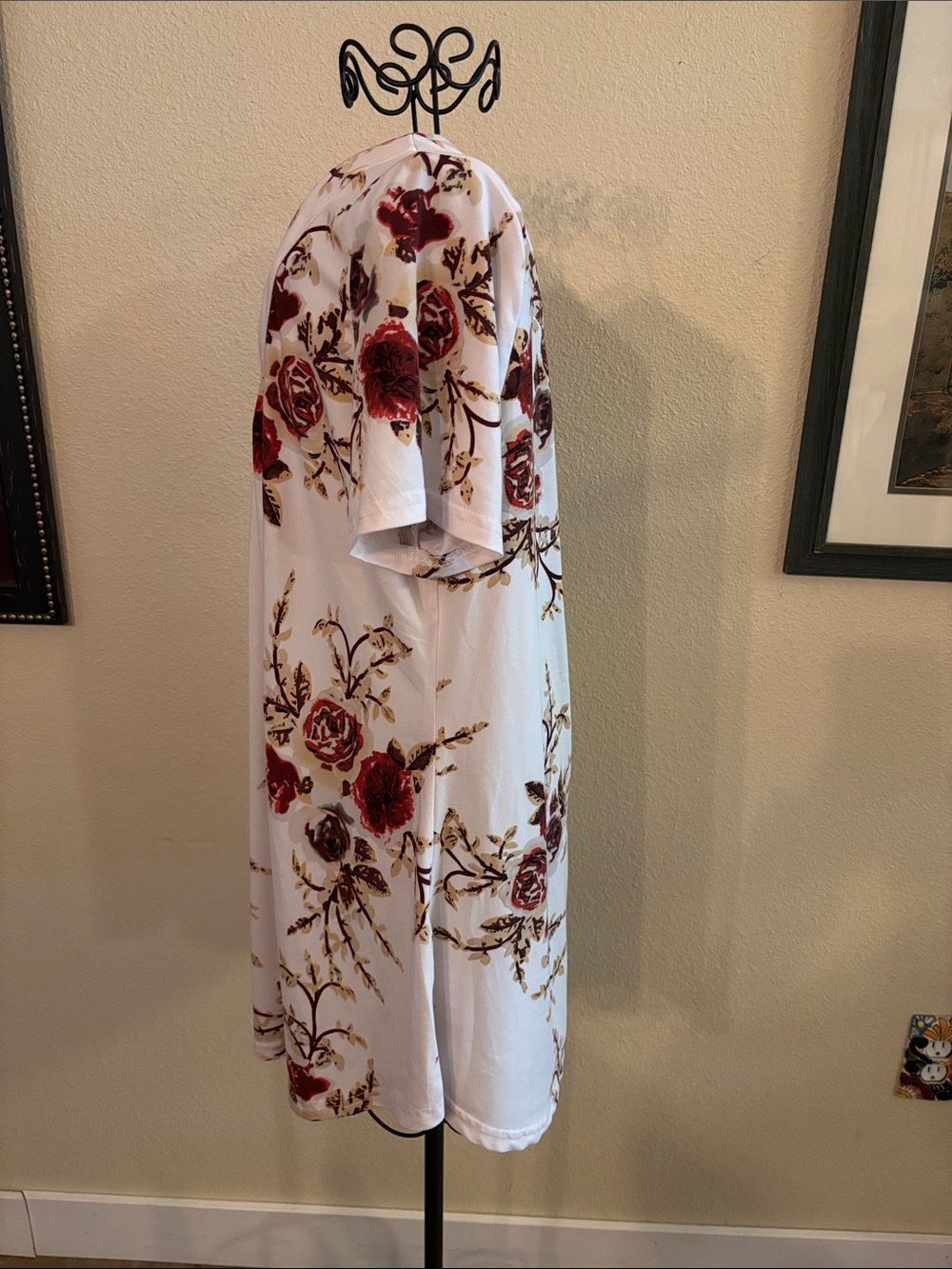 Women’s White Floral Short-Sleeve Tunic Top - Red Rose Print - Picture 3 of 8